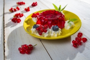 14119634-closeup-of-red-currant-jelly-and-mint-leaves